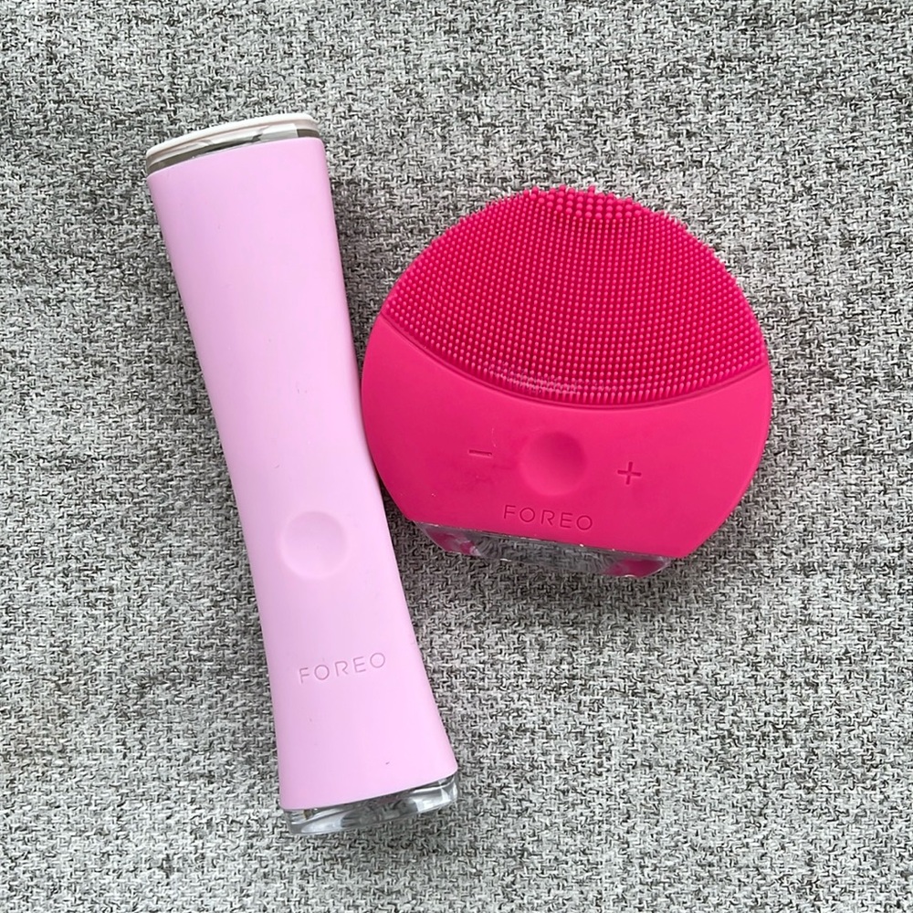 FOREO Set: Cleansing Brush & Blue LED Light Acne Treatment Device